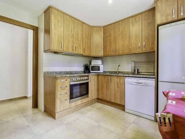 Cocina con mesa auxiliar