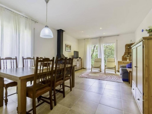 Sala amplia con chimenea