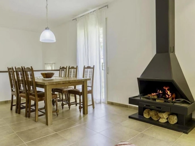 Sala amplia con chimenea