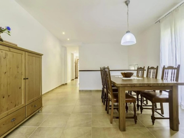 Sala de estar con mesa