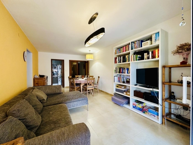 Sala amplia con libreria 