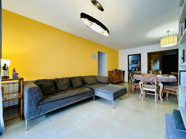 Sala amplia con una mesa 
