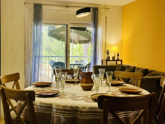 Sala amplia con una mesa