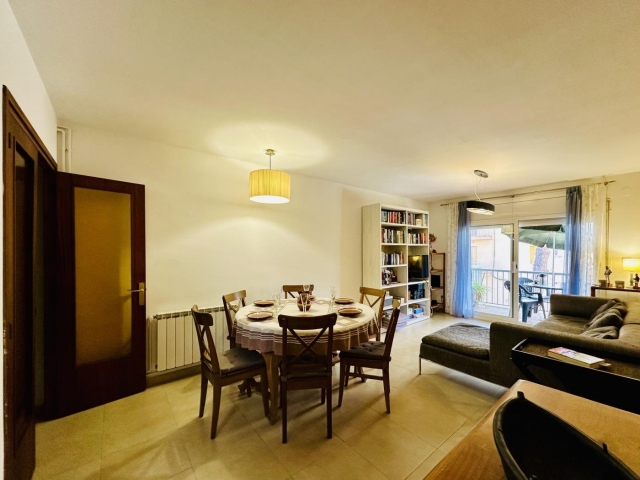 Sala amplia con una mesa