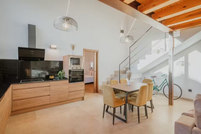 Cocina amplia con mesa