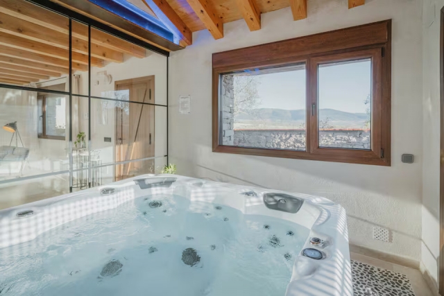 Jacuzzi y ventana al lado