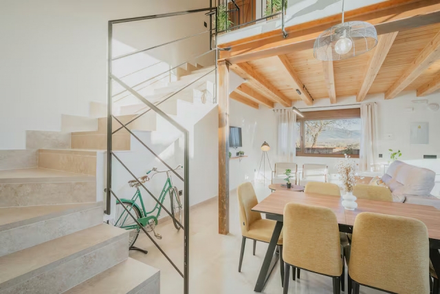 Sala de estar con escalera