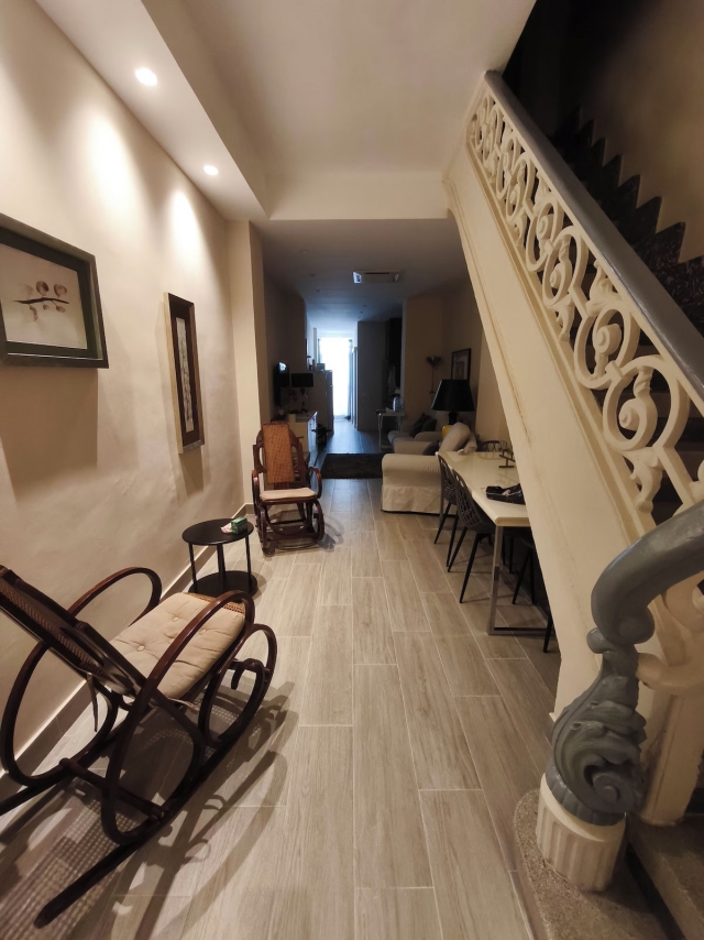 Sala amplia con mesa