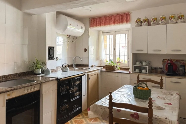 Cocina comedor con sillas 
