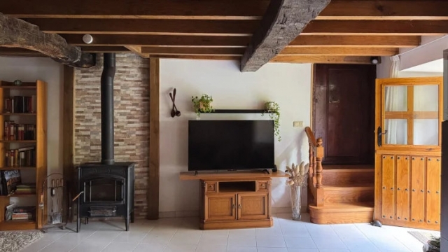Sala amplia con chimenea