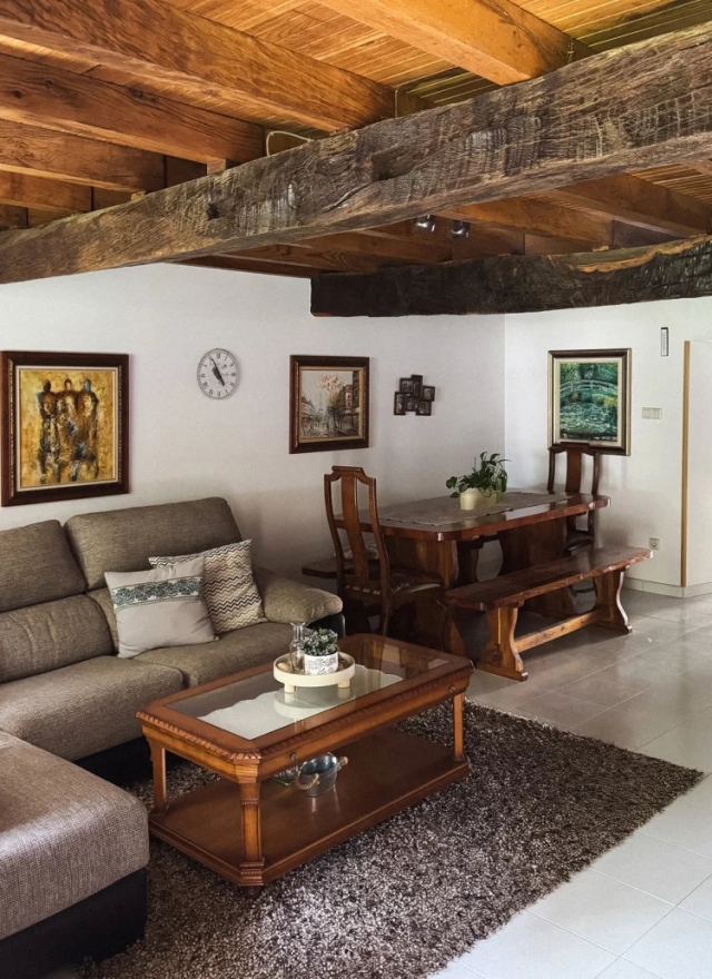 Sala amplia con su mesa 