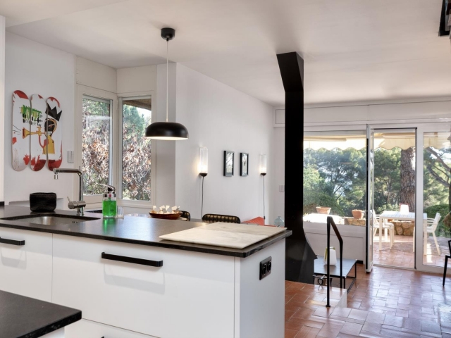 Cocina amplia con vistas