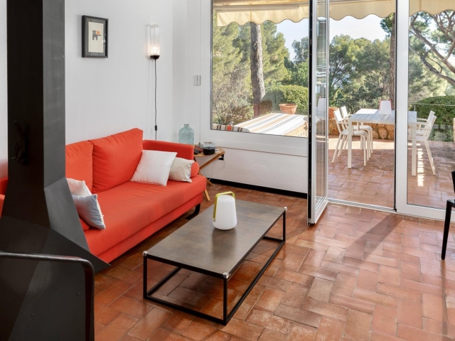 Sala de estar y salida