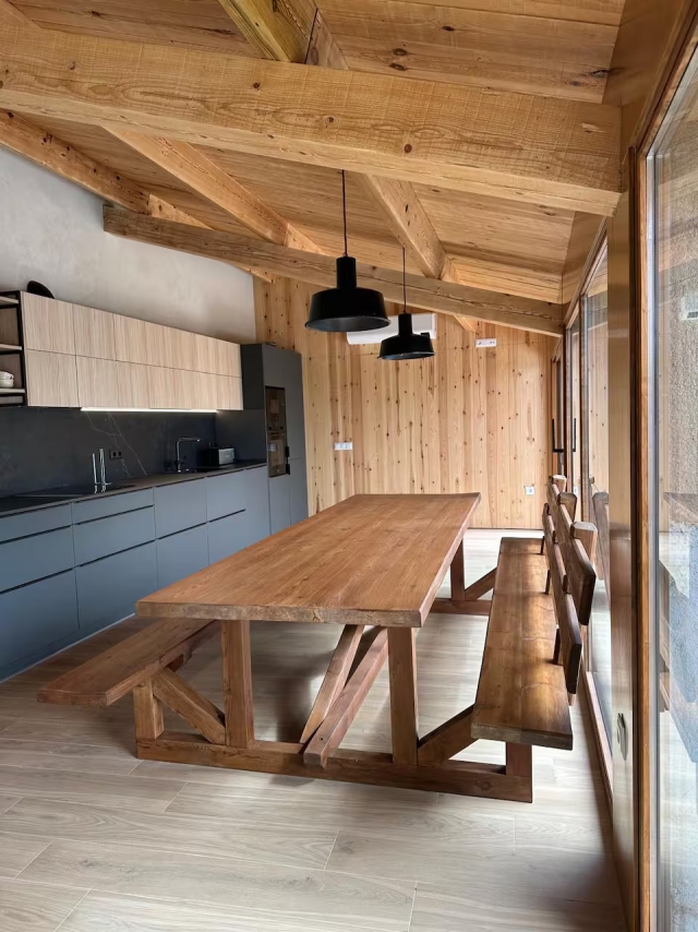 Cocina amplia con mesa