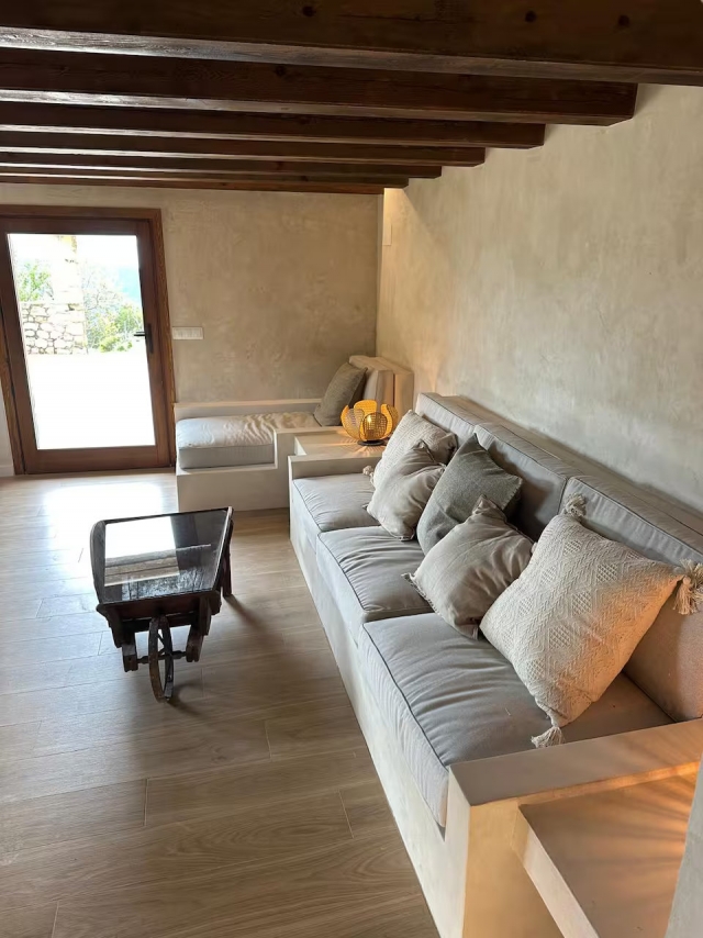 Sala amplia con sofa 