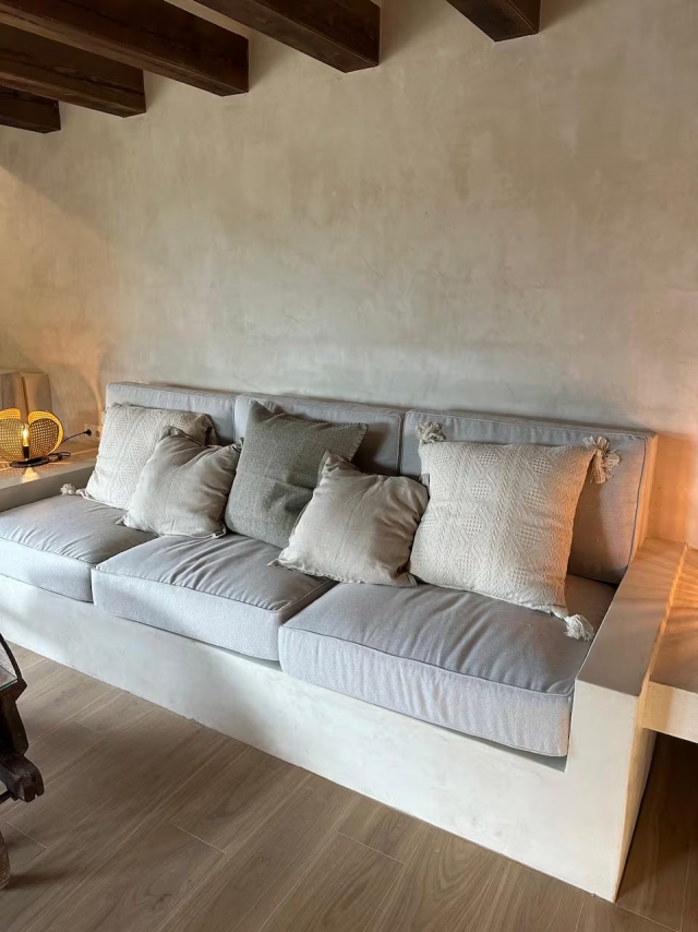 Sala amplia con sofas 