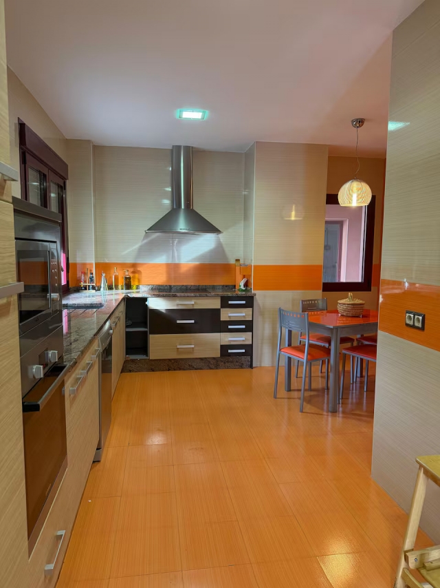 Cocina amplia con mesa
