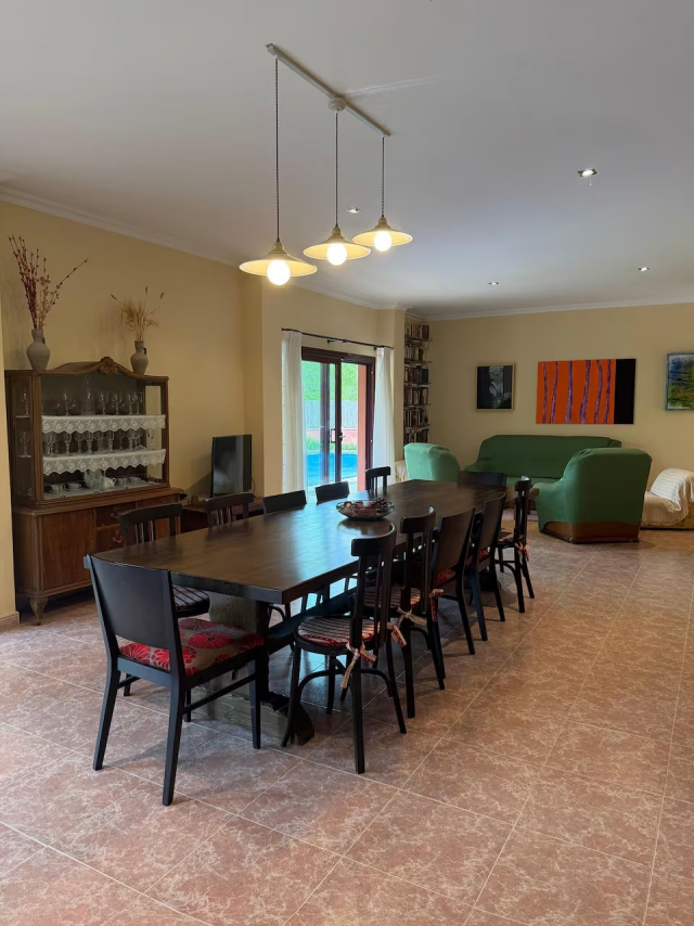 Sala amplia con mesa 