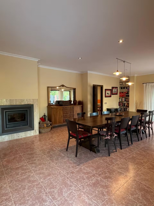 Sala amplia y chimenea