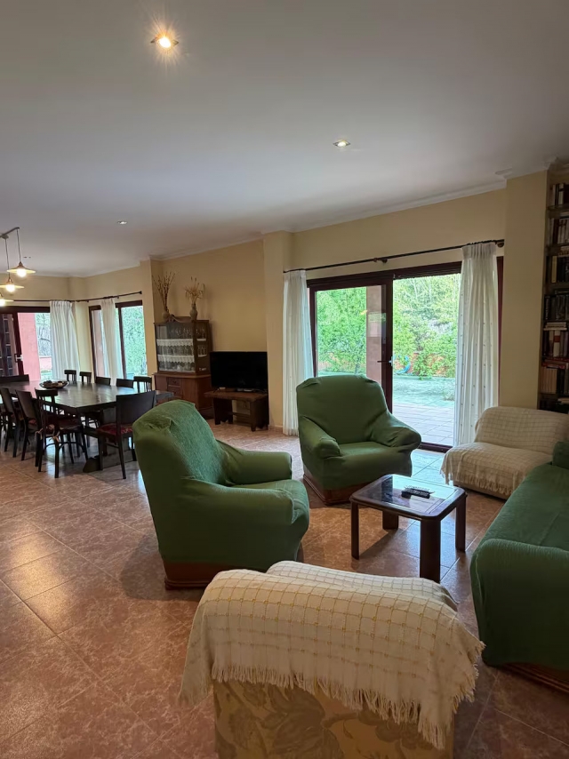 Sala amplia y ventanal