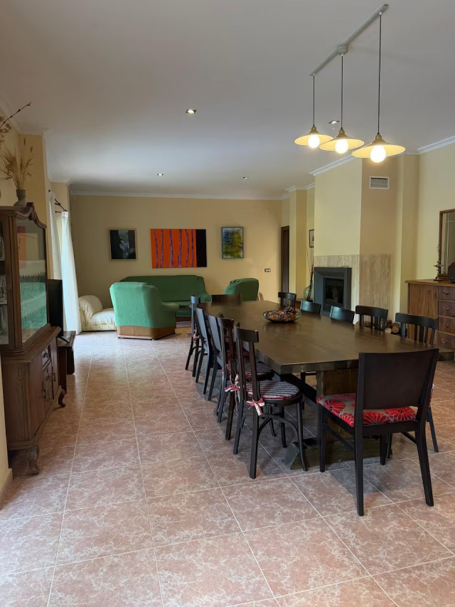 Sala de estar con chimenea