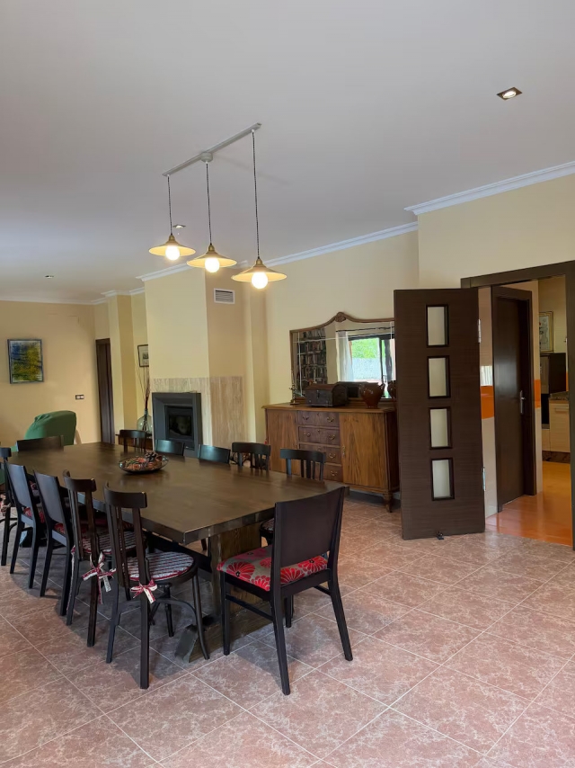 Sala de estar con chimenea