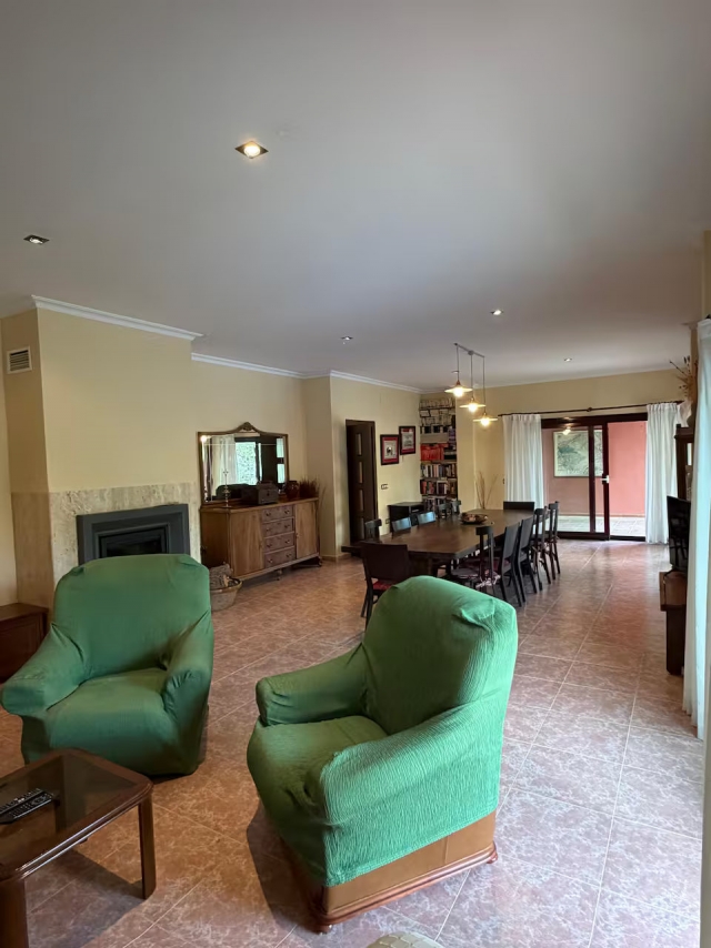 Sala de estar con mesa