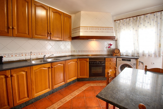 Cocina amplia con armarios