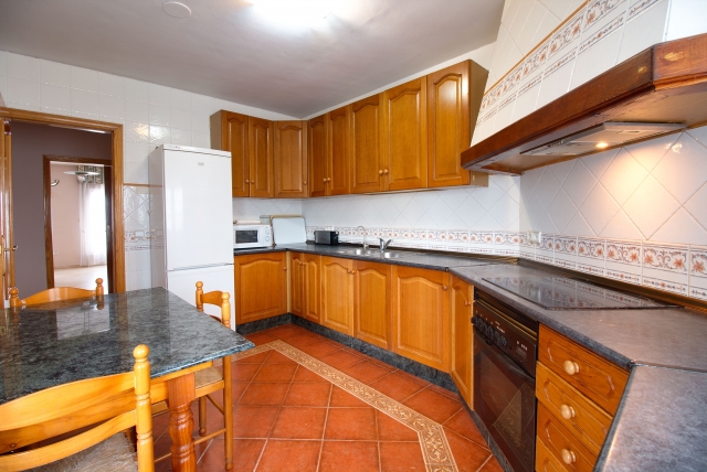 Cocina con mesa y sillas
