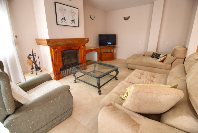 Sala amplia con chimenea