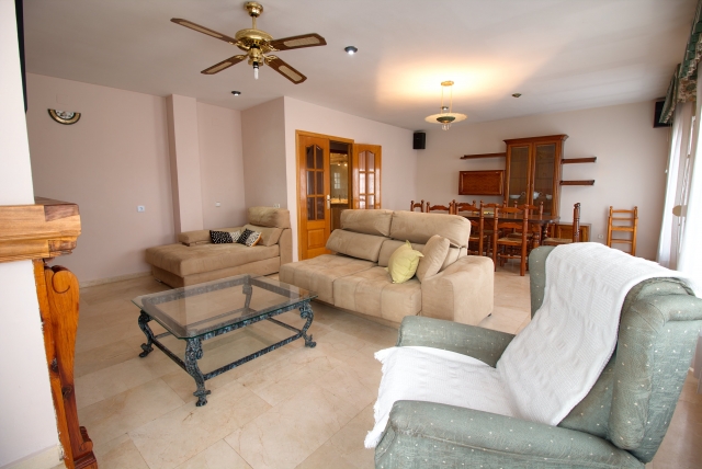 Sala amplia con chimenea