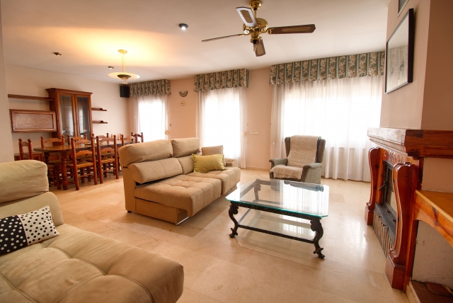 Sala amplia con mesa