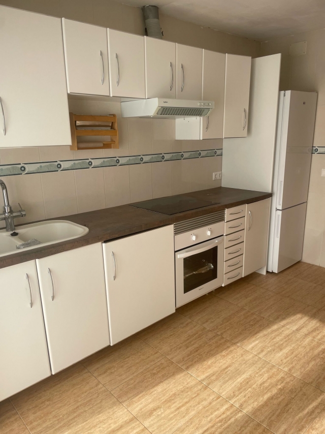 Cocina amplia con armario