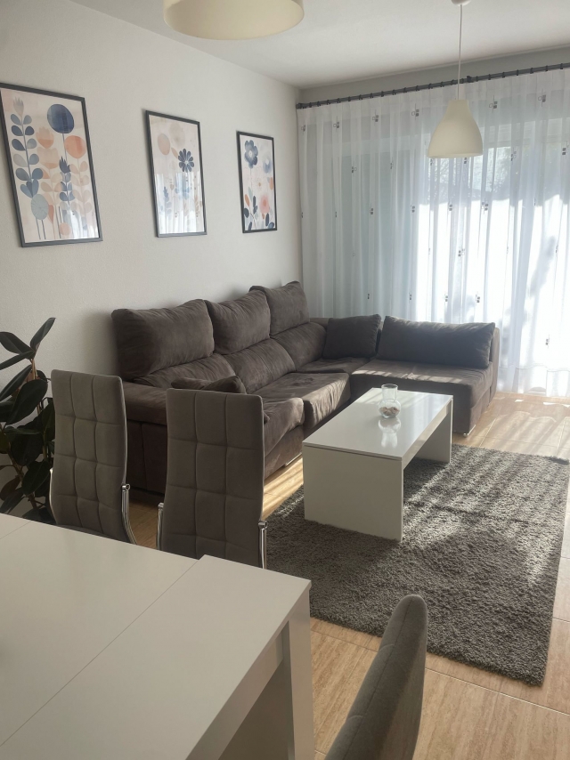 Sala amplia con sofá en L