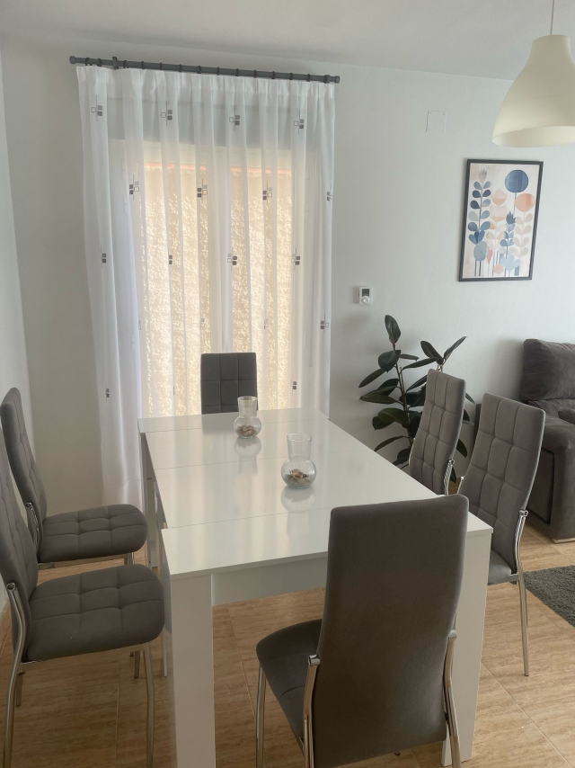 Sala amplia y la mesa
