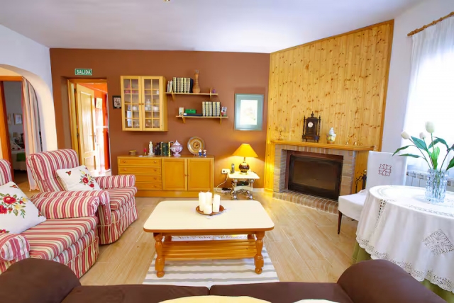 Sala amplia con chimenea