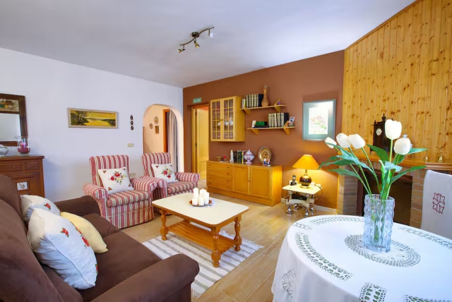 Sala amplia con chimenea