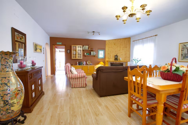 Sala amplia con mesa