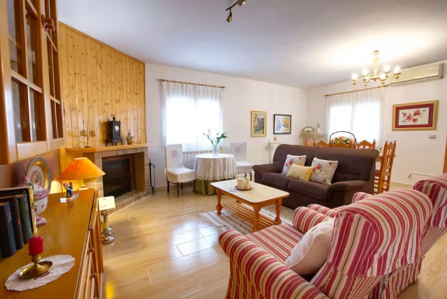 Sala de estar con chimenea