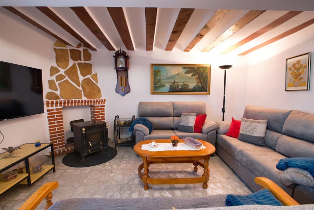 Sala amplia con chimenea