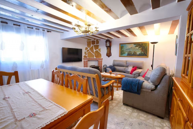Sala amplia con chimenea
