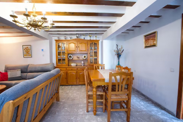 Sala amplia y mesa 