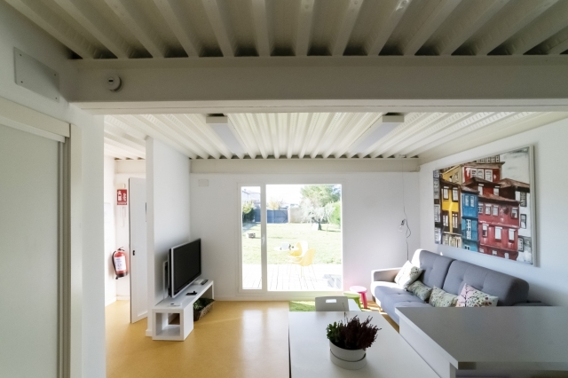 Sala amplia y salida 