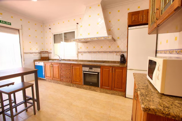 Cocina amplia con mesa 