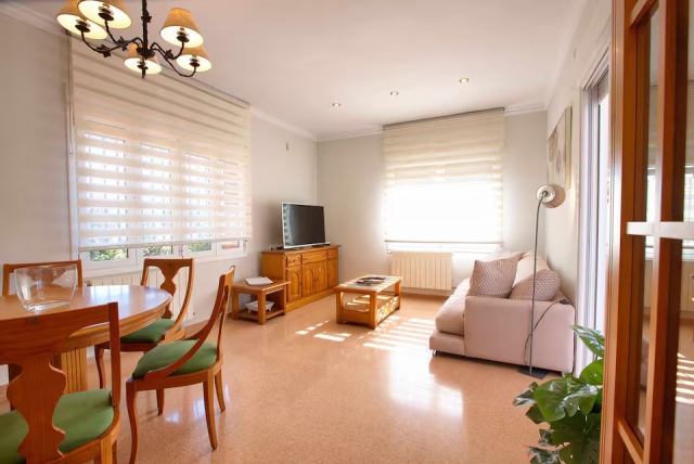 Sala amplia con sofa 