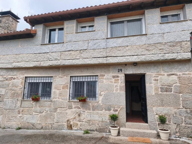 Acceso a la casa en piedra