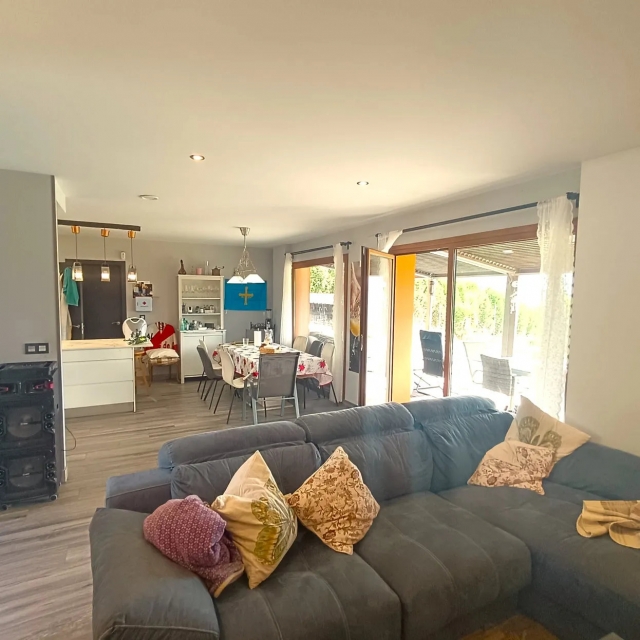 Sala amplia con sofa 