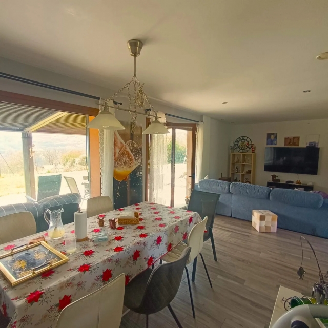 Sala amplia con una mesa