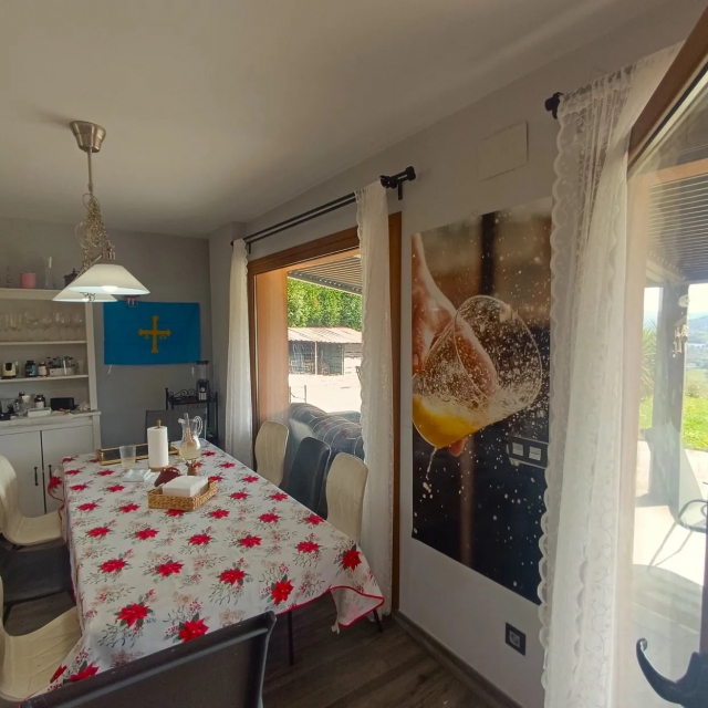 Sala amplia con una mesa 