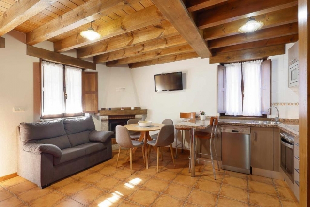 Sala amplia con chimenea